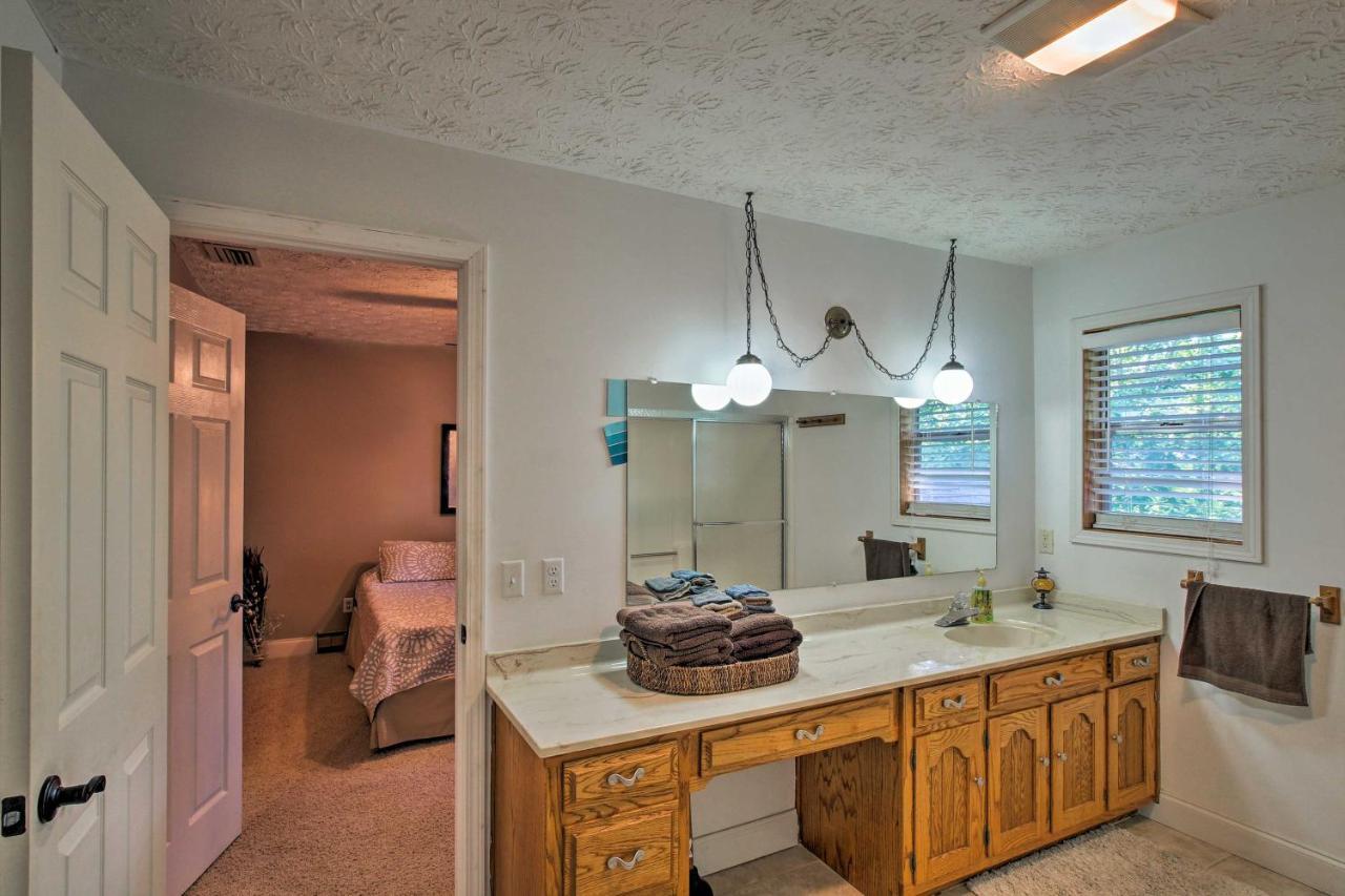 Spacious Georgia Getaway With Dock On Lake Lanier! GainesvilleGainesville  Kültér fotó