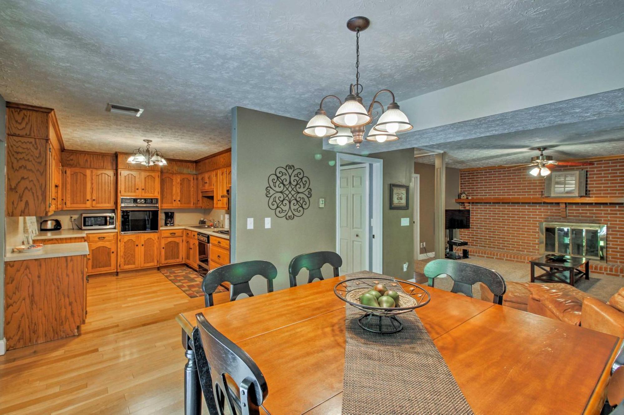 Spacious Georgia Getaway With Dock On Lake Lanier! GainesvilleGainesville  Kültér fotó